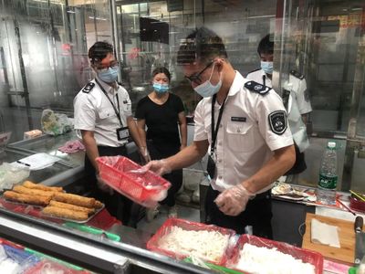 污水横流仓库里,他们赤膊造湿米粉?!夜袭查封!